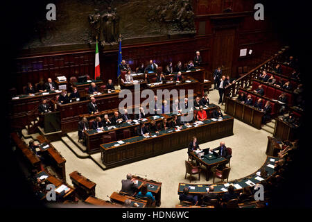 Roma, Italia. Xiii Dec, 2016. Primo Ministro italiano Paolo Gentiloni C, posteriore) dà il suo primo discorso alla Camera bassa davanti a un voto di fiducia a Roma, capitale d'Italia, a Dic. 13, 2016. Il nuovo governo del Primo Ministro italiano Paolo Gentiloni cancellato una casa inferiore voto di fiducia di martedì con 368 a favore e 105 contrari. Credito: Jin Yu/Xinhua/Alamy Live News Foto Stock