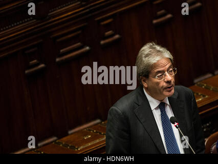 Roma, Italia. Xiii Dec, 2016. Primo Ministro italiano Paolo Gentiloni dà il suo primo discorso alla Camera bassa davanti a un voto di fiducia a Roma, capitale d'Italia, a Dic. 13, 2016. Il nuovo governo del Primo Ministro italiano Paolo Gentiloni cancellato una casa inferiore voto di fiducia di martedì con 368 a favore e 105 contrari. Credito: Jin Yu/Xinhua/Alamy Live News Foto Stock