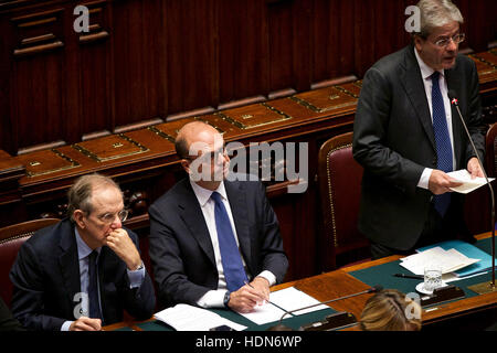 Roma, Italia. Xiii Dec, 2016. Primo Ministro italiano Paolo Gentiloni (R) dà il suo primo discorso alla Camera bassa davanti a un voto di fiducia a Roma, capitale d'Italia, a Dic. 13, 2016. Il nuovo governo del Primo Ministro italiano Paolo Gentiloni cancellato una casa inferiore voto di fiducia di martedì con 368 a favore e 105 contrari. Credito: Jin Yu/Xinhua/Alamy Live News Foto Stock