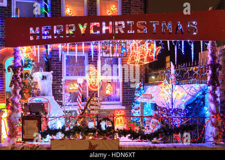 Onore Oak Park, Londra, 13 dic 2016. Luci luminose e belle decorazioni di Natale in una casa nel sud est di Londra sobborgo. Le decorazioni sono in aiuto dei bambini del ospizio di carità 'Demelza', e i passanti sono invitati a donare. © Imageplotter News e sport/Alamy Live News Foto Stock