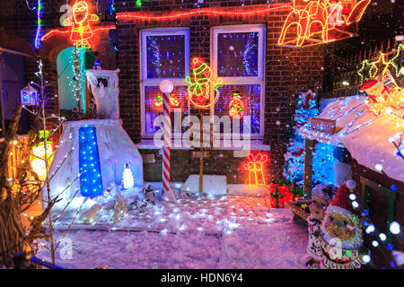 Onore Oak Park, Londra, 13 dic 2016. Luci luminose e belle decorazioni di Natale in una casa nel sud est di Londra sobborgo. Le decorazioni sono in aiuto dei bambini del ospizio di carità 'Demelza', e i passanti sono invitati a donare. © Imageplotter News e sport/Alamy Live News Foto Stock