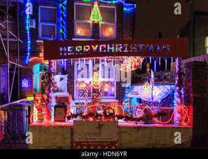 Onore Oak Park, Londra, 13 dic 2016. Luci luminose e belle decorazioni di Natale in una casa nel sud est di Londra sobborgo. Le decorazioni sono in aiuto dei bambini del ospizio di carità 'Demelza', e i passanti sono invitati a donare. © Imageplotter News e sport/Alamy Live News Foto Stock