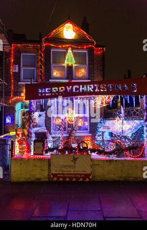 Onore Oak Park, Londra, 13 dic 2016. Luci luminose e belle decorazioni di Natale in una casa nel sud est di Londra sobborgo. Le decorazioni sono in aiuto dei bambini del ospizio di carità 'Demelza', e i passanti sono invitati a donare. © Imageplotter News e sport/Alamy Live News Foto Stock