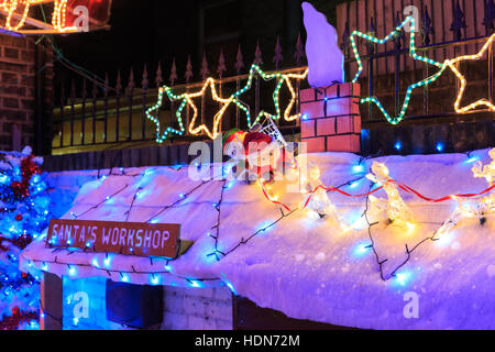 Onore Oak Park, Londra, 13 dic 2016. Luci luminose e belle decorazioni di Natale in una casa nel sud est di Londra sobborgo. Le decorazioni sono in aiuto dei bambini del ospizio di carità 'Demelza', e i passanti sono invitati a donare. © Imageplotter News e sport/Alamy Live News Foto Stock