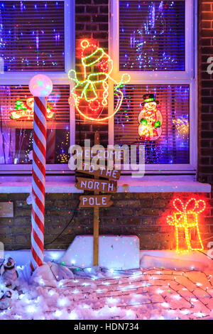 Onore Oak Park, Londra, 13 dic 2016. Luci luminose e belle decorazioni di Natale in una casa nel sud est di Londra sobborgo. Le decorazioni sono in aiuto dei bambini del ospizio di carità 'Demelza', e i passanti sono invitati a donare. © Imageplotter News e sport/Alamy Live News Foto Stock