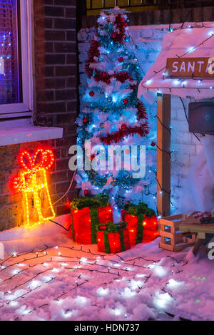 Onore Oak Park, Londra, 13 dic 2016. Luci luminose e belle decorazioni di Natale in una casa nel sud est di Londra sobborgo. Le decorazioni sono in aiuto dei bambini del ospizio di carità 'Demelza', e i passanti sono invitati a donare. © Imageplotter News e sport/Alamy Live News Foto Stock