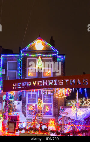 Onore Oak Park, Londra, 13 dic 2016. Luci luminose e belle decorazioni di Natale in una casa nel sud est di Londra sobborgo. Le decorazioni sono in aiuto dei bambini del ospizio di carità 'Demelza', e i passanti sono invitati a donare. © Imageplotter News e sport/Alamy Live News Foto Stock