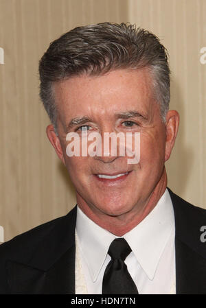 Beverly Hills, in California, Stati Uniti d'America. Xiii Dec, 2016. 13 Dicembre 2016 - di Burbank, California - Alan Thicke, caro papà di TV e della vita reale padre di R&B e pop superstar Robin Thicke, morto martedì all'età 69, di un attacco di cuore durante la riproduzione di hockey con la sua 19 anno-vecchio figlio Carter Thicke. File foto: 7 marzo 2010 - Beverly Hills, la California - Alan Thicke. Notte di 100 stelle - Arrivi presso il Beverly Hills Hotel. Photo credit: T. Conrad/AdMedia © T. Conrad/AdMedia/ZUMA filo/Alamy Live News Foto Stock