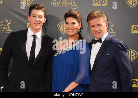 Burbank, CA, Stati Uniti d'America. 26 apr, 2015. 13 Dicembre 2016 - di Burbank, California - Alan Thicke, caro papà di TV e della vita reale padre di R&B e pop superstar Robin Thicke, morto martedì all'età 69, di un attacco di cuore durante la riproduzione di hockey con la sua 19 anno-vecchio figlio Carter Thicke. File foto: 26 Aprile 2015 - Burbank, in California - Carter Thicke, Tanya Callau, Alan Thicke. Il quarantaduesimo giorno annuale Emmy Awards - Gli arrivi presso Warner Bros Studios. Photo credit: Byron Purvis/AdMedia © Byron Purvis/AdMedia/ZUMA filo/Alamy Live News Foto Stock