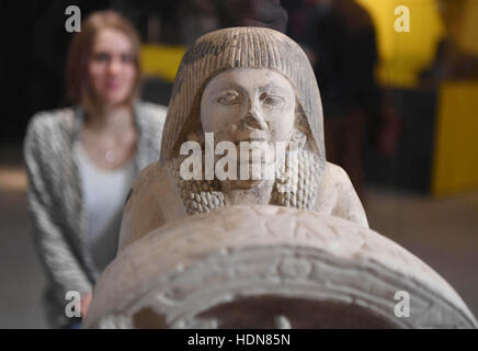 Karlsruhe, Germania. Xiii Dec, 2016. Una statua da 1279-1213 BCE di Naophor nella Baden Museo di Stato di Karlsruhe in Germania, 13 dicembre 2016. Il museo della "Ramses: righello divina sul Nilo' mostra apre il 17 dicembre 2016 e dura fino al 18 giugno 2017. Foto: Uli Deck/dpa/Alamy Live News Foto Stock