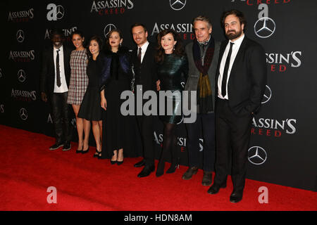 New York, Stati Uniti d'America. 13 dicembre, 2016. Il cast di 'Assassin 's Creed' a AMC impero su dicembre 13, 2016 in New York City. Credito: Debby Wong/Alamy Live News Foto Stock