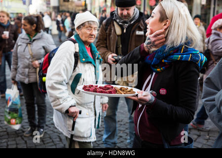 Praga, Repubblica Ceca. Decimo Dec, 2016. Activistic evento per i diritti degli animali, mercatino di natale che è accaduto a Praga è stata fatta da un movimento 269 che si sta diffondendo il veganismo e sta organizzando controversal e scioccante eventi in tutto il mondo.Dicembre 10th, 2016. Andel di Praga. © David Tesinsky/ZUMA filo/Alamy Live News Foto Stock