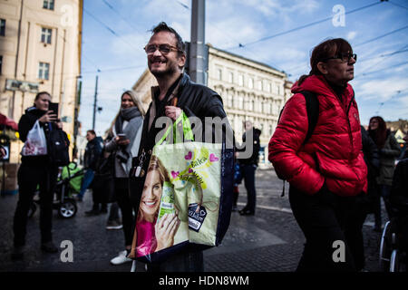 Praga, Repubblica Ceca. Decimo Dec, 2016. Activistic evento per i diritti degli animali, mercatino di natale che è accaduto a Praga è stata fatta da un movimento 269 che si sta diffondendo il veganismo e sta organizzando controversal e scioccante eventi in tutto il mondo.Dicembre 10th, 2016. Andel di Praga. © David Tesinsky/ZUMA filo/Alamy Live News Foto Stock