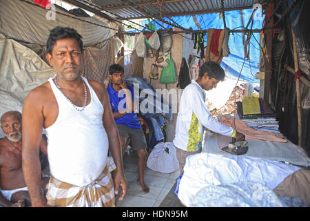 Novembre 25, 2016 - Mumbai, Maharashtra, India - 25 nov 2016 - DhobiGhat, Mumbai - India..raj kumar Kanodia (in primo piano) voci la Comunità Dhobi sulle preoccupazioni riguardo la baraccopoli progetto di riabilitazione a Dhobi Ghat. (Credito Immagine: © Subhash Sharma via ZUMA filo) Foto Stock