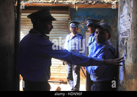 Novembre 25, 2016 - Mumbai, Maharashtra, India - 25 nov 2016 - DhobiGhat, Mumbai - India..Le guardie di sicurezza uomo i vicoli come la demolizione delle baraccopoli è in corso di svolgimento presso il Dhobi Ghat quartiere Mahalaxmi a. (Credito Immagine: © Subhash Sharma via ZUMA filo) Foto Stock