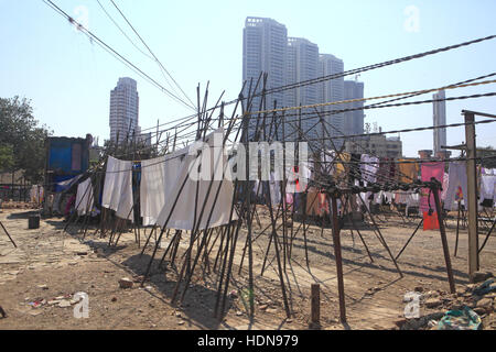 Novembre 25, 2016 - Mumbai, Maharashtra, India - 25 nov 2016 - DhobiGhat, Mumbai - India..Alcune corde di essiccazione rimangono come la demolizione delle baraccopoli è in corso di svolgimento presso il Dhobi Ghat quartiere Mahalaxmi a. (Credito Immagine: © Subhash Sharma via ZUMA filo) Foto Stock