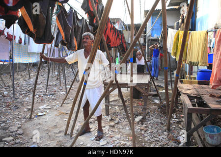 Novembre 21, 2008 - Mumbai, Maharashtra, India - 21 nov 2008 - DhobiGhat, Mumbai - India..Poi nel 2008 - Un dhobi (washerman) regola la poli di bambù che supportano le funi di asciugatura al Dhobi Ghat quartiere Mahalaxmi a. Queste corde di essiccazione sono state ripartite ora nel 2016 per fare la strada per la baraccopoli di riabilitazione. (Credito Immagine: © Subhash Sharma via ZUMA filo) Foto Stock