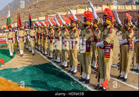 Lethpora, Jammu e Kashmir in India. Xiv Dic, 2016. Jammu e Kashmir Polizia (JKP) uomini prestare giuramento durante il loro passaggio-out parade su dicembre 14, 2016 in Lethpora 25 km (15 miglia) a sud di Srinagar, la capitale estiva dell, somministrati indiano Kashmir India.Dopo aver completato la loro formazione, quasi 355 poliziotti di JK polizia ha prestato giuramento durante il loro passaggio dalla sfilata nel sud del Kashmir Pulwama distretto. L'anno di formazione rigorosa implica l'allenamento fisico, il maneggiamento delle armi e lezioni in operazioni di controinsurrezione tra le altre cose. Credito: ZUMA Press, Inc./Alamy Live News Foto Stock