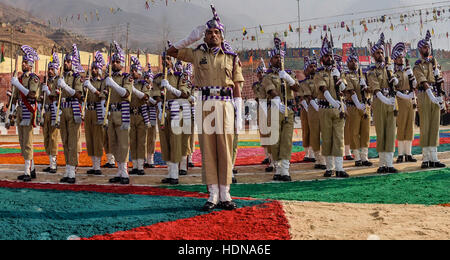 Lethpora, Jammu e Kashmir in India. Xiv Dic, 2016. Jammu e Kashmir Polizia (JKP) uomini salute durante il loro passaggio-out parade su dicembre 14, 2016 in Lethpora 25 km (15 miglia) a sud di Srinagar, la capitale estiva dell, somministrati indiano Kashmir India.Dopo aver completato la loro formazione, quasi 355 poliziotti di JK polizia ha prestato giuramento durante il loro passaggio dalla sfilata nel sud del Kashmir Pulwama distretto. L'anno di formazione rigorosa implica l'allenamento fisico, il maneggiamento delle armi e lezioni in operazioni di controinsurrezione tra le altre cose. Credito: ZUMA Press, Inc./Alamy Live News Foto Stock