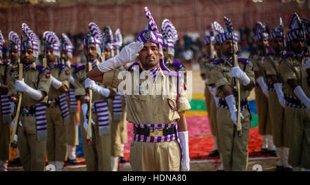 Lethpora, Jammu e Kashmir in India. Xiv Dic, 2016. Jammu e Kashmir Polizia (JKP) uomini salute durante il loro passaggio-out parade su dicembre 14, 2016 in Lethpora 25 km (15 miglia) a sud di Srinagar, la capitale estiva dell, somministrati indiano Kashmir India.Dopo aver completato la loro formazione, quasi 355 poliziotti di JK polizia ha prestato giuramento durante il loro passaggio dalla sfilata nel sud del Kashmir Pulwama distretto. L'anno di formazione rigorosa implica l'allenamento fisico, il maneggiamento delle armi e lezioni in operazioni di controinsurrezione tra le altre cose. Credito: ZUMA Press, Inc./Alamy Live News Foto Stock