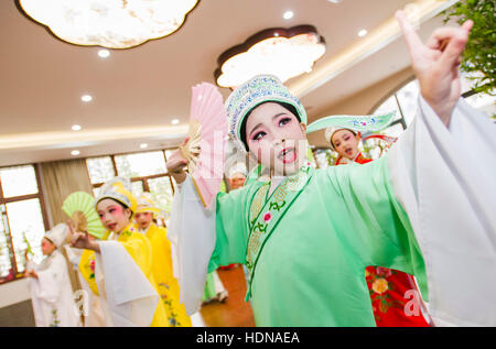 Wuhan, la Cina della provincia di Hubei. Xiv Dic, 2016. Gli studenti di Changchunjie Scuola Primaria frequentano il dramma cinese classe a Wuhan, capitale della Cina centrale della provincia di Hubei, Dic 14, 2016. Hubei attuato un progetto che porta drammi cinese nelle scuole a partire da giugno, 2016. © Xiao Yijiu/Xinhua/Alamy Live News Foto Stock