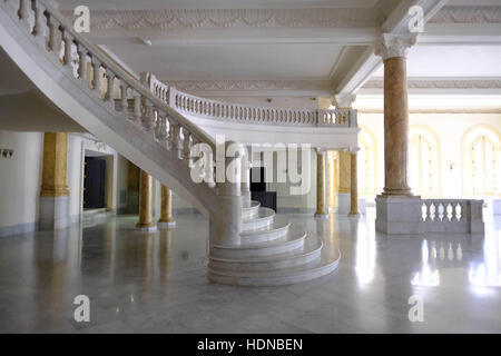 Novembre 16, 2016 - Havana, Cuba - Grande Teatro di La Habana situato in Paseo del Prado a l'Avana, Cuba.Il teatro è stata la casa della Nazionale di Cuba e del balletto, sul suo palco principale al Festival Internazionale di Ballet de L Avana. Strutture che includono i teatri, auditorium, sale conferenze e una sala di proiezione video, come pure una galleria d'arte, un centro corale e diverse sale prove per danzarias gruppi e compagnie di danza...La sede principale è il GarcÃ-a Lorca Auditorium, con sedi per 1.500..Dopo ampi lavori di ristrutturazione, il teatro ha riaperto il 1 gennaio 2016 e Foto Stock