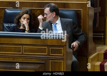 Candidato Soraya Saenz de Santamaria e Presidente Mariano Rajoy durante la sessione di controllo al governo nel Congresso dei Deputati, a Madrid il mercoledì 14 dicembre, 2016 Foto Stock