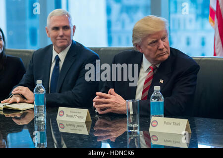 New York, Stati Uniti d'America. Il 14 dicembre, 2016. Stati Uniti presidente-eletto Donald Trump (R) e US Vice presidente-eletto Mike pence (L) sono visibili in una riunione dei leader della tecnologia nell'organizzazione Trump sala conferenze al Trump Tower a New York, NY, Stati Uniti d'America il 14 dicembre 2016. Credito: Albin Lohr-Jones/Piscina via CNP /MediaPunch Credito: MediaPunch Inc/Alamy Live News Foto Stock