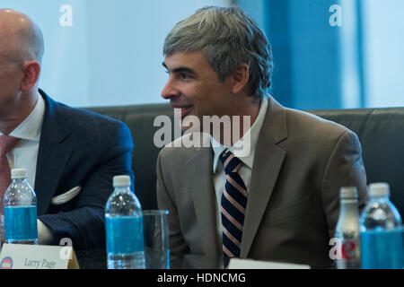 New York, Stati Uniti d'America. Il 14 dicembre, 2016. Alfabeto CEO Larry Page è visto nella partecipazione a una riunione dei capi di tecnologia nell'organizzazione Trump sala conferenze al Trump Tower a New York, NY, Stati Uniti d'America il 14 dicembre 2016. Credito: Albin Lohr-Jones/Piscina via CNP /MediaPunch Credito: MediaPunch Inc/Alamy Live News Foto Stock