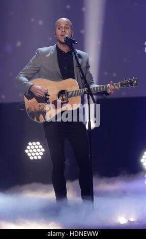 Il cantante Milow sul palco durante il ventiduesimo Jose Carreras Gala di Berlino, Germania, 14 dicembre 2016. Foto: Jörg Carstensen/dpa Foto Stock