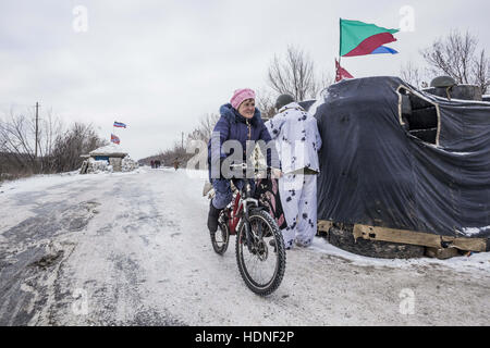 Gorlovka, Donetsk Oblast, Ucraina. Xiv Dic, 2016. La donna in una bicicletta attraversa il confine Donetsk People Repubblica checkpoint in Gorlovka, Ucraina. © Celestino Arce/ZUMA filo/Alamy Live News Foto Stock