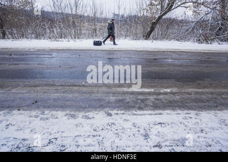 Gorlovka, Donetsk Oblast, Ucraina. Xiv Dic, 2016. L'uomo con i suoi beni, attraversa le posizioni tra l'esercito ucraino checkpoint e Donetsk People Repubblica in condizioni invernali in Gorlovka, Ucraina. © Celestino Arce/ZUMA filo/Alamy Live News Foto Stock