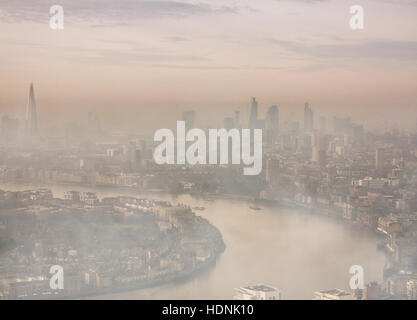 Alta finanza in una nebbiosa giornata della città di Londra dal quartiere finanziario di Canary Wharf nei Docklands al crepuscolo Foto Stock