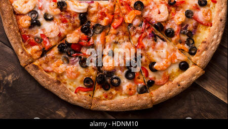 La metà della Pizza con frutti di mare vista dall'alto su una tavola di legno Foto Stock