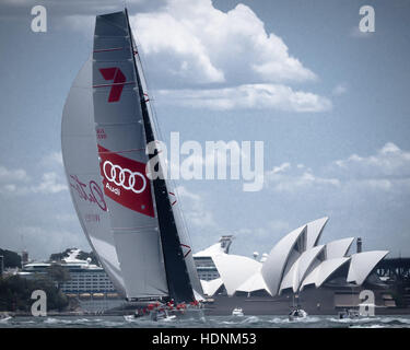 Sydney, Australia. Xiii Dec, 2016. 'Wild Oats XI " skipper di Mark Richards attraversa la linea di arrivo del CYCA 2016 Big Boat Challenge sul Porto di Sydney. Il Cruising Yacht Club of Australia carità evento è un test di velocità e durata della batteria STAMINA in testa fino all'inizio della Rolex Sydney Hobart Yacht Race. Credito: Hugh Peterswald/Pacific Press/Alamy Live News Foto Stock