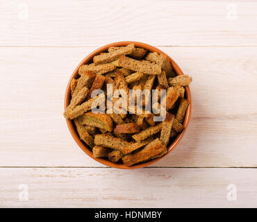 In casa crostini di pane secco da pane nero nella ciotola sul tavolo di legno Foto Stock