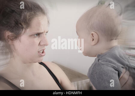 La madre che soffre di depressione postparto scuote e urla al suo bambino Foto Stock