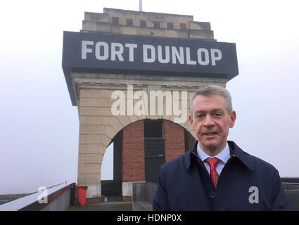 Gerard Coyne, Unite Midlands segretario regionale, dopo che egli ha annunciato che sarà una sfida attuale segretario generale Len McCluskey per la leadership della Gran Bretagna il più grande Unione europea durante i prossimi membri' scrutinio, sul tetto del landmark Fort Dunlop edificio in Birmingham. Foto Stock