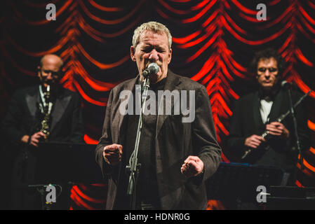 Torino, Italia. 12 Dic, 2016. Paolo Conte suonare dal vivo presso il Teatro Regio per un concerto di beneficenza in memoria di Alberto Musy, un politico ucciso nel 2012. Credito: Alessandro Bosio/Pacific Press/Alamy Live News Foto Stock