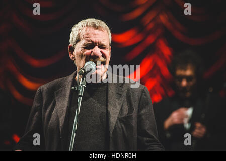 Torino, Italia. 12 Dic, 2016. Paolo Conte suonare dal vivo presso il Teatro Regio per un concerto di beneficenza in memoria di Alberto Musy, un politico ucciso nel 2012. Credito: Alessandro Bosio/Pacific Press/Alamy Live News Foto Stock