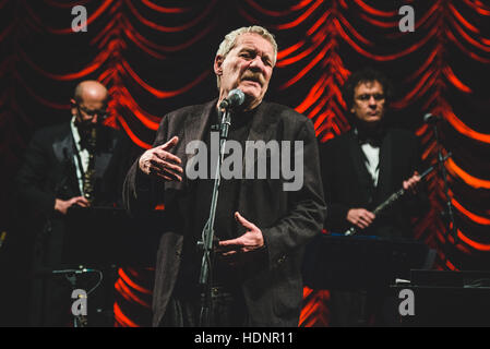 Torino, Italia. 12 Dic, 2016. Paolo Conte suonare dal vivo presso il Teatro Regio per un concerto di beneficenza in memoria di Alberto Musy, un politico ucciso nel 2012. Credito: Alessandro Bosio/Pacific Press/Alamy Live News Foto Stock