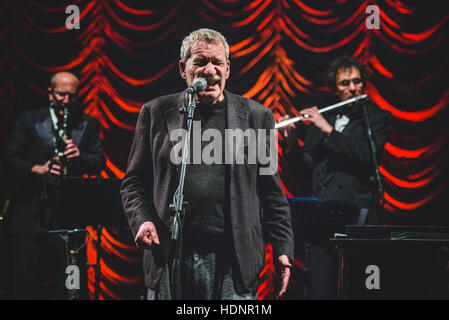 Torino, Italia. 12 Dic, 2016. Paolo Conte suonare dal vivo presso il Teatro Regio per un concerto di beneficenza in memoria di Alberto Musy, un politico ucciso nel 2012. Credito: Alessandro Bosio/Pacific Press/Alamy Live News Foto Stock