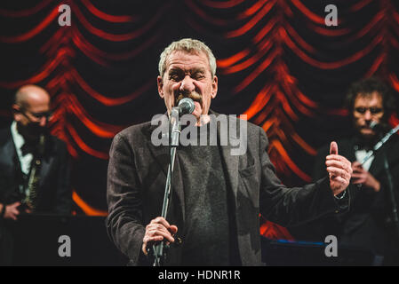 Torino, Italia. 12 Dic, 2016. Paolo Conte suonare dal vivo presso il Teatro Regio per un concerto di beneficenza in memoria di Alberto Musy, un politico ucciso nel 2012. Credito: Alessandro Bosio/Pacific Press/Alamy Live News Foto Stock