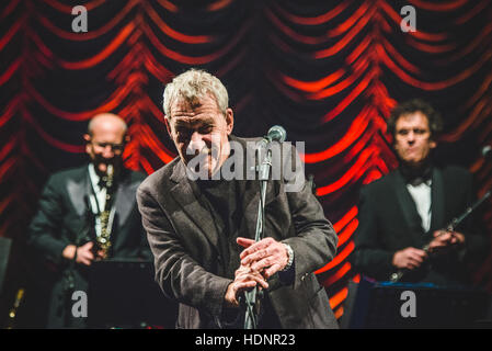 Torino, Italia. 12 Dic, 2016. Paolo Conte suonare dal vivo presso il Teatro Regio per un concerto di beneficenza in memoria di Alberto Musy, un politico ucciso nel 2012. Credito: Alessandro Bosio/Pacific Press/Alamy Live News Foto Stock