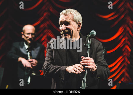 Torino, Italia. 12 Dic, 2016. Paolo Conte suonare dal vivo presso il Teatro Regio per un concerto di beneficenza in memoria di Alberto Musy, un politico ucciso nel 2012. Credito: Alessandro Bosio/Pacific Press/Alamy Live News Foto Stock