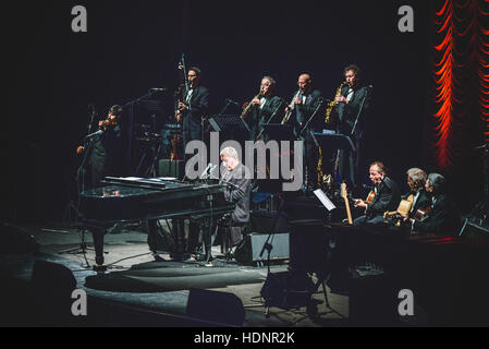 Torino, Italia. 12 Dic, 2016. Paolo Conte suonare dal vivo presso il Teatro Regio per un concerto di beneficenza in memoria di Alberto Musy, un politico ucciso nel 2012. Credito: Alessandro Bosio/Pacific Press/Alamy Live News Foto Stock