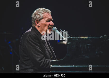 Torino, Italia. 12 Dic, 2016. Paolo Conte suonare dal vivo presso il Teatro Regio per un concerto di beneficenza in memoria di Alberto Musy, un politico ucciso nel 2012. Credito: Alessandro Bosio/Pacific Press/Alamy Live News Foto Stock