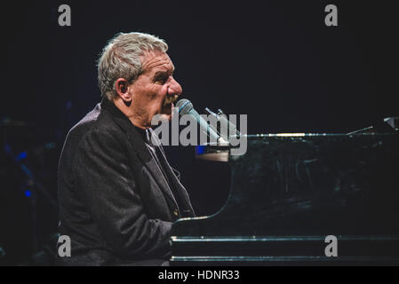 Torino, Italia. 12 Dic, 2016. Paolo Conte suonare dal vivo presso il Teatro Regio per un concerto di beneficenza in memoria di Alberto Musy, un politico ucciso nel 2012. Credito: Alessandro Bosio/Pacific Press/Alamy Live News Foto Stock