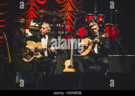 Torino, Italia. 12 Dic, 2016. Paolo Conte suonare dal vivo presso il Teatro Regio per un concerto di beneficenza in memoria di Alberto Musy, un politico ucciso nel 2012. Credito: Alessandro Bosio/Pacific Press/Alamy Live News Foto Stock