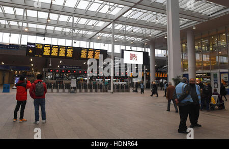 Una tranquilla stazione di London Bridge come uno sciopero dei macchinisti sulla Ferrovia Meridionale, in una disputa di driver-solo treni, storpi migliaia di servizi ha causato la miseria per centinaia di migliaia di passeggeri. Foto Stock